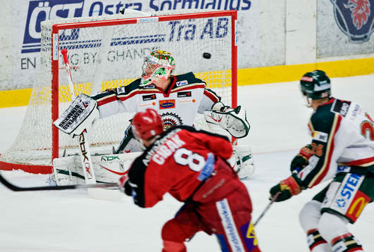 Ari Ahonen, målvakt, Frölunda, räddar ett skott från
