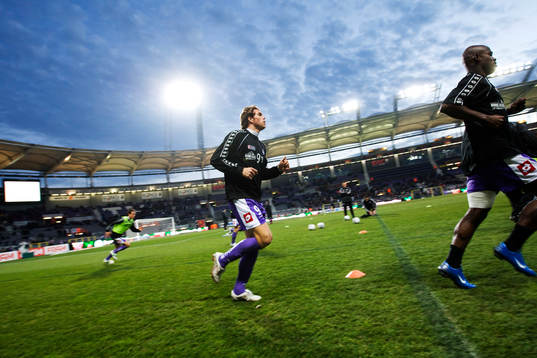 Johan Elmander värmer upp innan matchstart