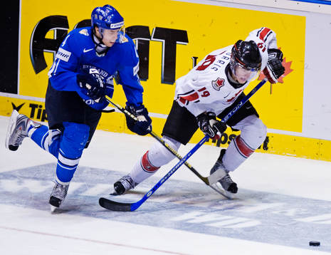 Kyle Turris, Kanada, steget före Miko Malkamaki, Finland