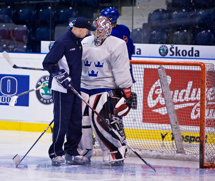 Målvaktstränaren Stefan Dahle instruerar Jhonas Enroth,