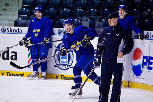 Robin Figren passar puck och Stefan Ladhe,
