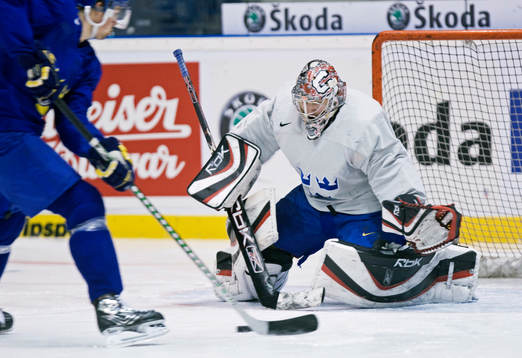 Jhonas Enroth, målvakt, räddar ett skott