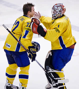 Mikael Backlund, Sverige, gratuleras av Jhonas Enroth,