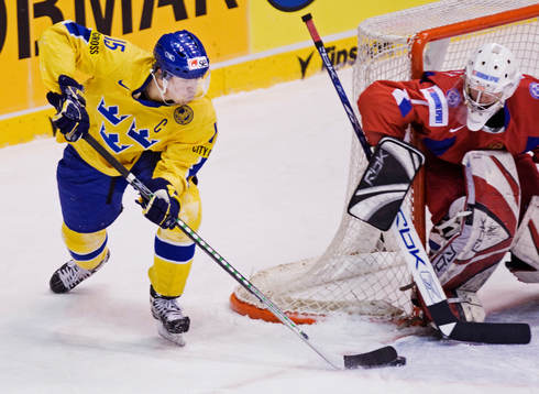 Patrik Berglund, Sverige, anfaller mot Sergei Bobrovsky,