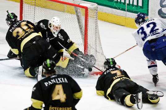 Jimmy Danielsson, målvakt, AIK, räddar ett skott från