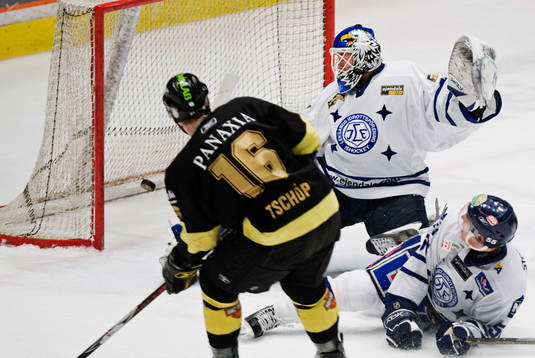 Tobias Tschöp, AIK, gör mål på Ed Belfour