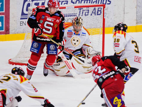 Rodrigo Lavins, Södertälje, skjuter ett skott mot Markus