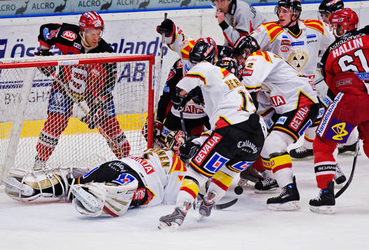 Kalabalik framför Markus Korhonen, målvakt, Brynäs