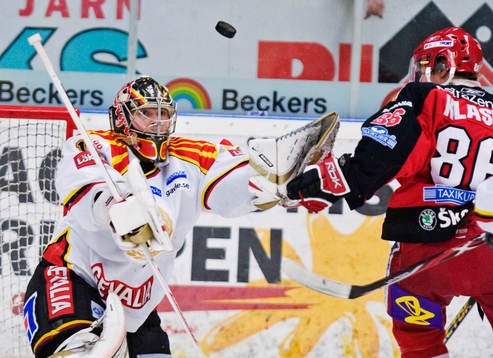 Markus Korhonen, målvakt, Brynäs, räddar ett skott mitt