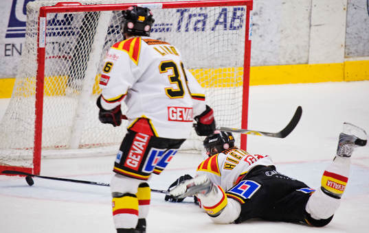 Juuso Hietanen, Brynäs, gör en jätteräddning på