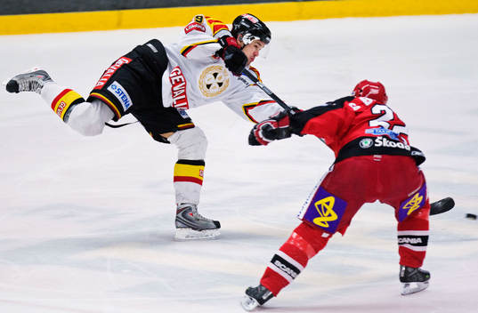 Johan Alcén, Brynäs, skjuter ett skott på mål