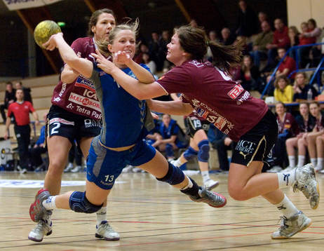 Tove Jälmestål tas hårt av Sabina Jacobsen och Maria
