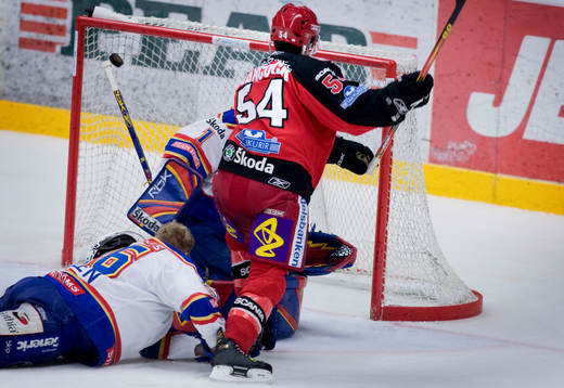 Quinn Hancock, Södertälje, trycker in pucken och gör 1-1