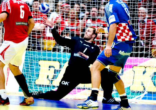 Kasper Hvidt, målvakt, Danmark, gör en räddning
