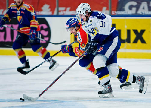 Björn Melin, HV71, trampar förbi Nichlas Falk, Djurgården
