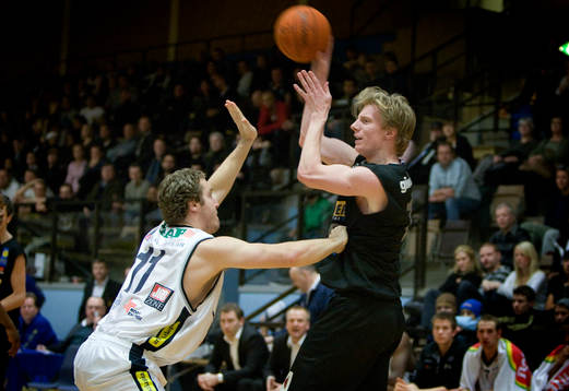 Simon Andreasen, Borås lägger bollen över Peter Bogner,