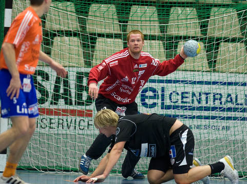 Lindesbergs Richard Larsson och en fallen Malmö-anfallare
