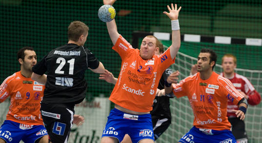 Kompakt Lindesbergs-försvar när Mads Isbrand anfaller