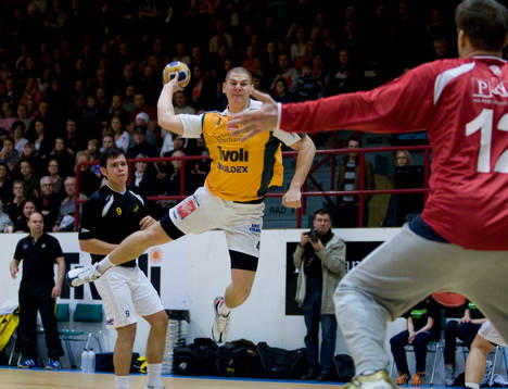 Daniel Johansson skjuter, Martin Andersson, målvakt, AIK,