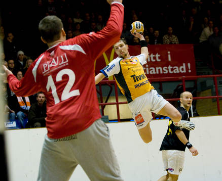 Ola Karlsson, Kristianstad, skjuter mot Martin Andersson,