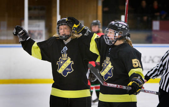 Sandra Claeson och Pernilla Winberg, AIK jublar