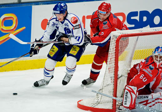Tommi Santala, Finland, försöker ta sig förbi Evgeny