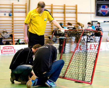 Domaren kollar så målet är i ordning