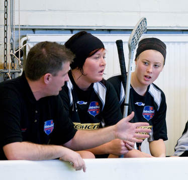På bänken fr.v. Christian Berglund, tränare, Linda