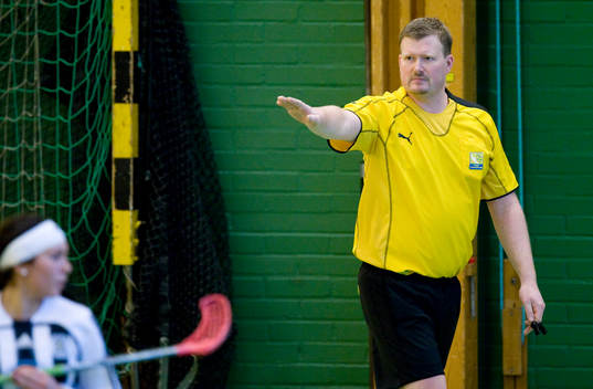 Domare gestikulerar