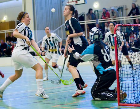 Hanna Johansson framför Lenka Lacnakova, målvakt,