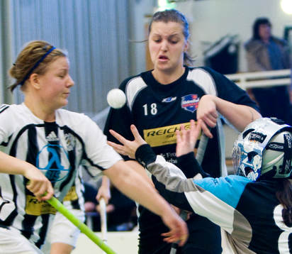 Hanna Johansson framför motståndarnas målvakt Lenka