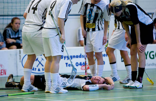 Linda Assmundsson, skadad. Skadad spelare. Skada