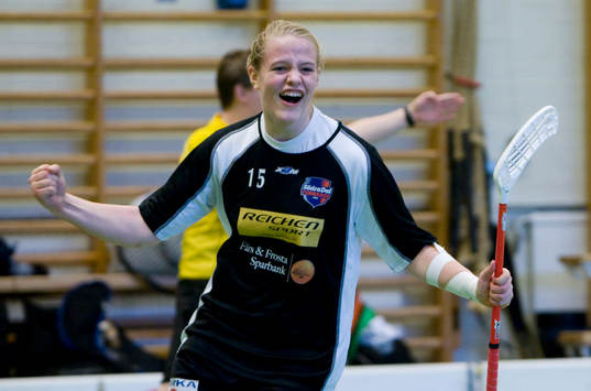 Maria Adler celebrerar ett av sina tre mål. Jubel