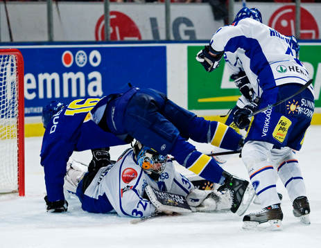 Fabian Brunnström, Sverige, flyger över Antti Niemi,