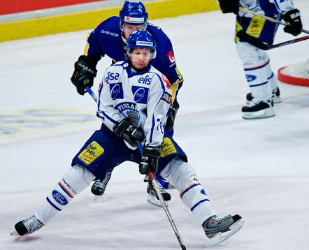 Tomi Kallio, Finland, är skäret före Tony Mårtensson,