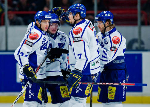 Pasi Puistolas (till vänster) 0-1-mål ledde vägen för