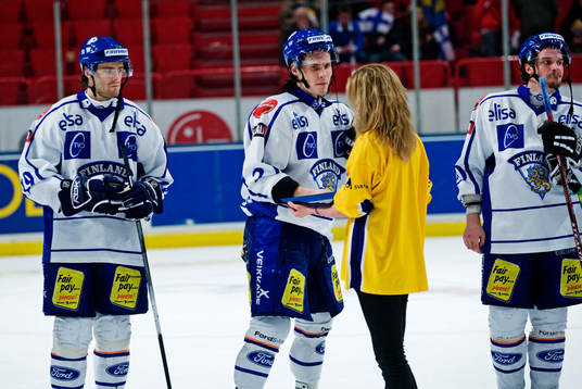 Tommi Santala, Finland, får sin medalj