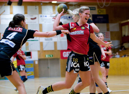 Karin Isaksson dras i tröjan av  Malin Andersson