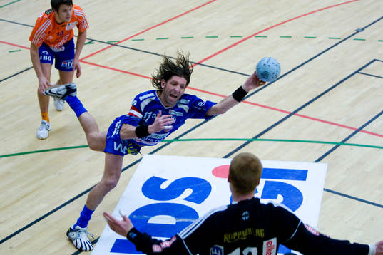 Tomas Axnér överlistar Richard Larsson