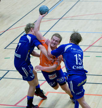 Richard Eriksson tas hårt av Ulf Tallhage och Kasper