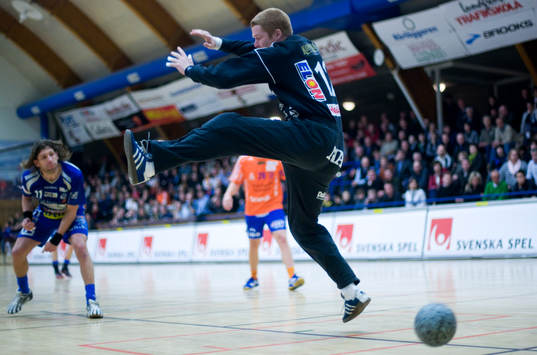 Tomas Axnér slår in en straff bakom Richard Larsson
