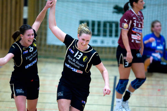 Veronica Larsson grattas av Marie Karner