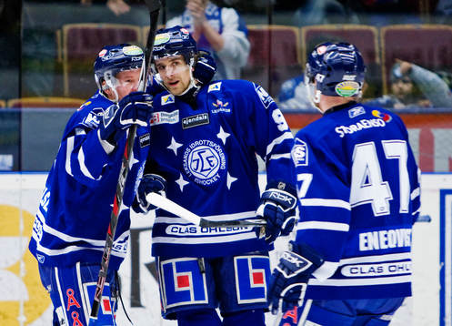 Johan Hägglund, Leksand, i mitten, gratuleras