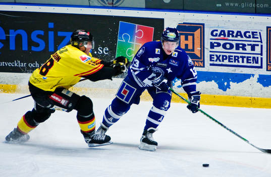 Emil Axelsson, Västerås, försöker komma åt Morten