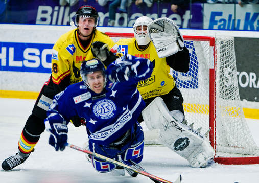 Emil Axelsson, Västerås, drar ner Johan Eneqvist,