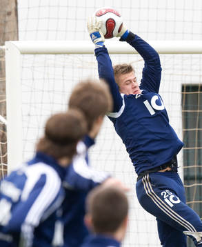 Många tittar imponerade på när unge Erik Dahlin fångar