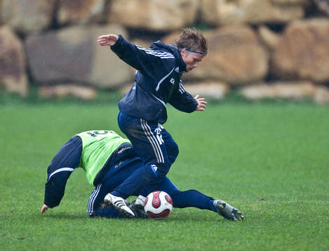 Niklas Bärkroth dribblar