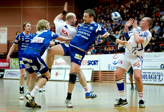 Björn Iveland passar Christoffer Eriksson (RIK)