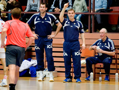 RIKs bänk: Magnus Wieslander, tränare. Johan Eklund,
