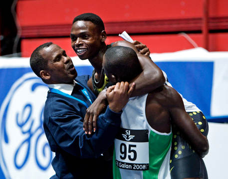Abubaker Kaki, Sudan, som vann 1000 meter, omfamnas